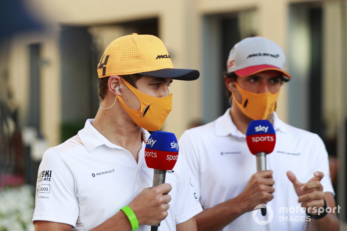 Lando Norris, McLaren, y Carlos Sainz Jr., McLaren
