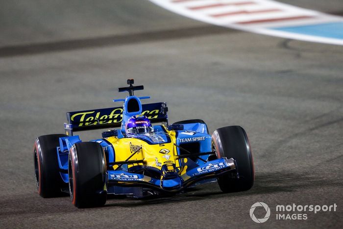Fernando Alonso pilota el Renault R25, el coche con el que ganó el mundial 2005 de F1, en Abu Dhabi