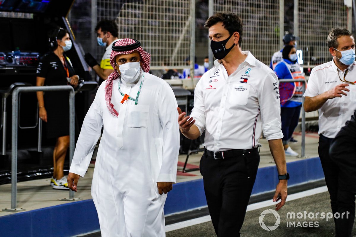 Il principe Khalid Bin Sultan Al Faisal, presidente della federazione di sport motoristici dell'Arabia Saudita, e Toto Wolff, Direttore Esecutivo, Mercedes AMG, sulla griglia di partenza