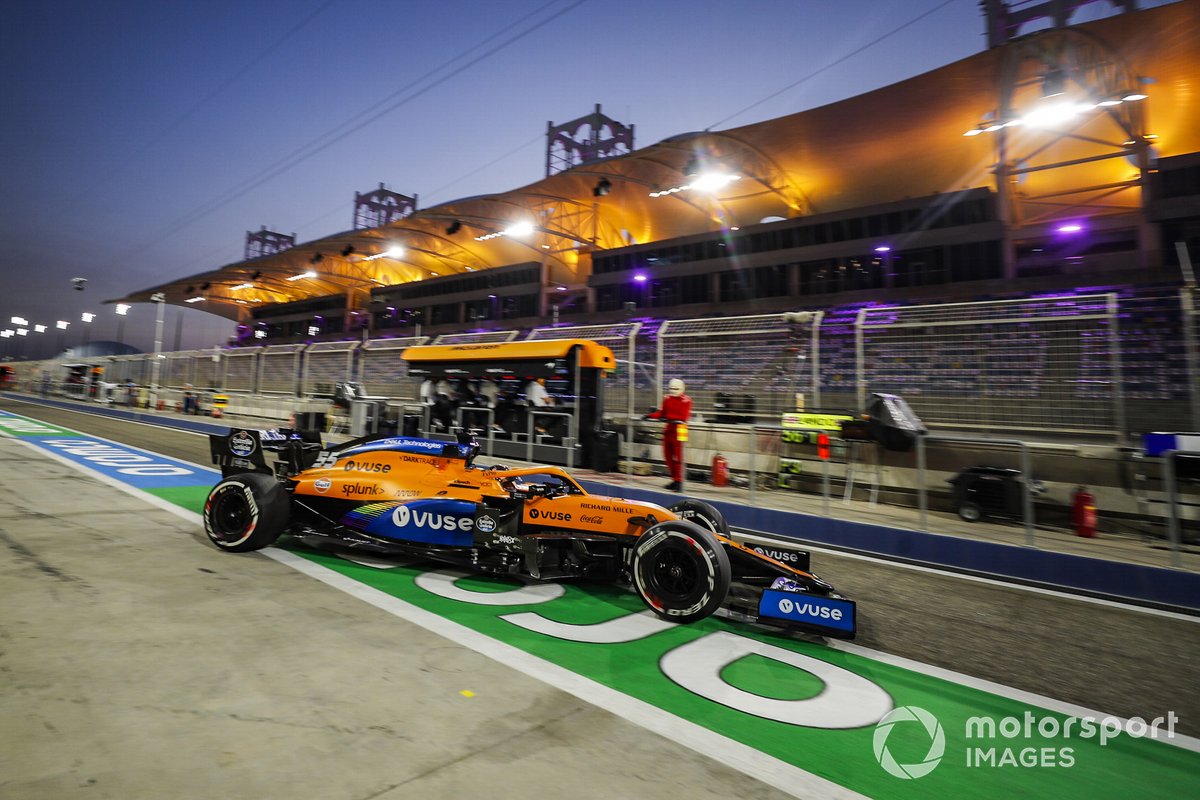 Carlos Sainz Jr., McLaren MCL35, esce dal garage