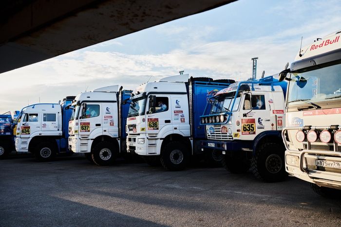 Embarque del Dakar 2021 en Marsella