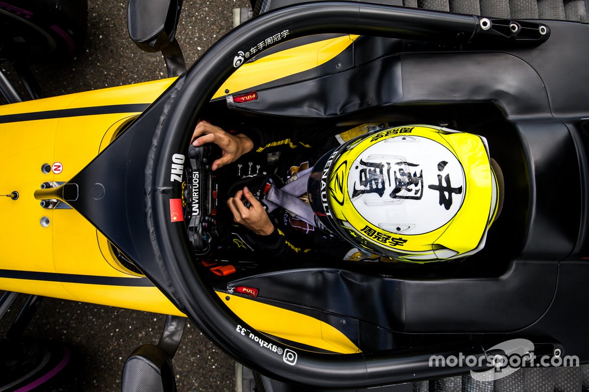 Guanyu Zhou partecipa allo Shanghai Road Show per celebrare il 1000 ° GP