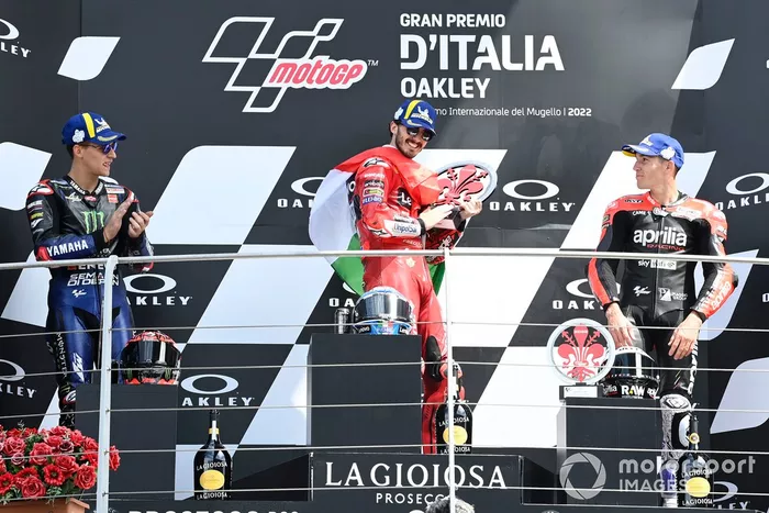 Podio: ganador de la carrera Francesco Bagnaia, equipo Ducati, segundo lugar Fabio Quartararo, Yamaha Factory Racing, tercer lugar Aleix Espargaro, Aprilia Racing