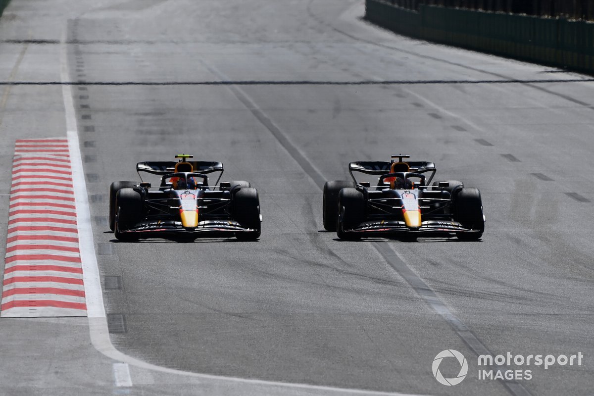 Max Verstappen, Red Bull Racing RB18, adelanta a Sergio Pérez, Red Bull Racing RB18