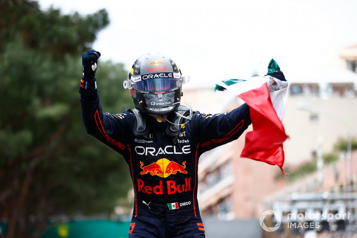 Sergio Pérez, Red Bull Racing, 1ª posición, celebra su llegada al Parc Ferme
