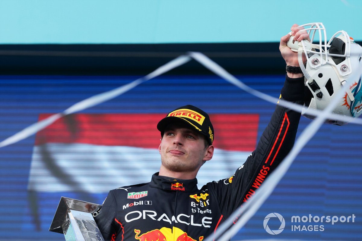 Max Verstappen, Red Bull Racing, 1ª posición, lo celebra en el podio