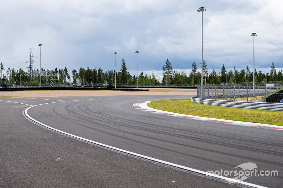 Igora Drive, 3rd corner