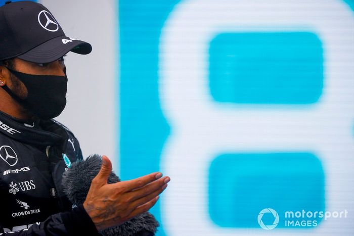 Ganador de la carrera Lewis Hamilton, Mercedes-AMG Petronas F1 en Parc Ferme 