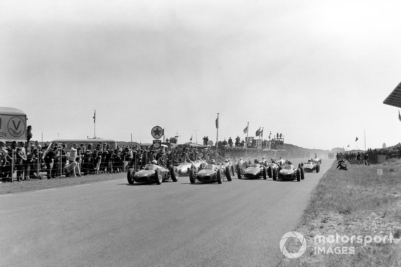 Phil Hill, Wolfgang von Trips y Richie Ginther, Ferrari Dino 156, lideran la salida.