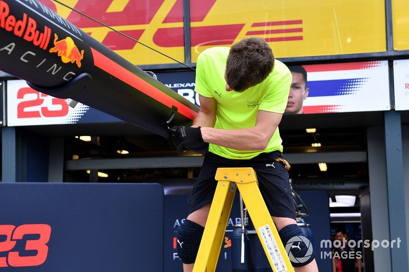 Un miembro del equipo de Red Bull empaca el equipo en el pitlane