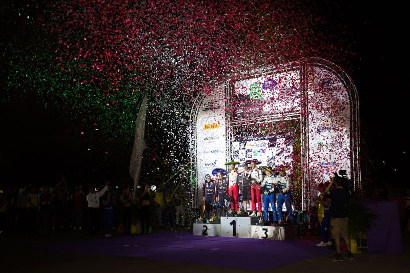 Podio: il vincitore Sébastien Ogier, Julien Ingrassia, Toyota Gazoo Racing WRT Toyota Yaris WRC, secondo posto Ott Tänak, Martin Järveoja, Hyundai Motorsport Hyundai i20 Coupe WRC, terzo posto Teemu Suninen, Jarmo Lehtinen, M-Sport Ford WRT Ford Fiesta WRC