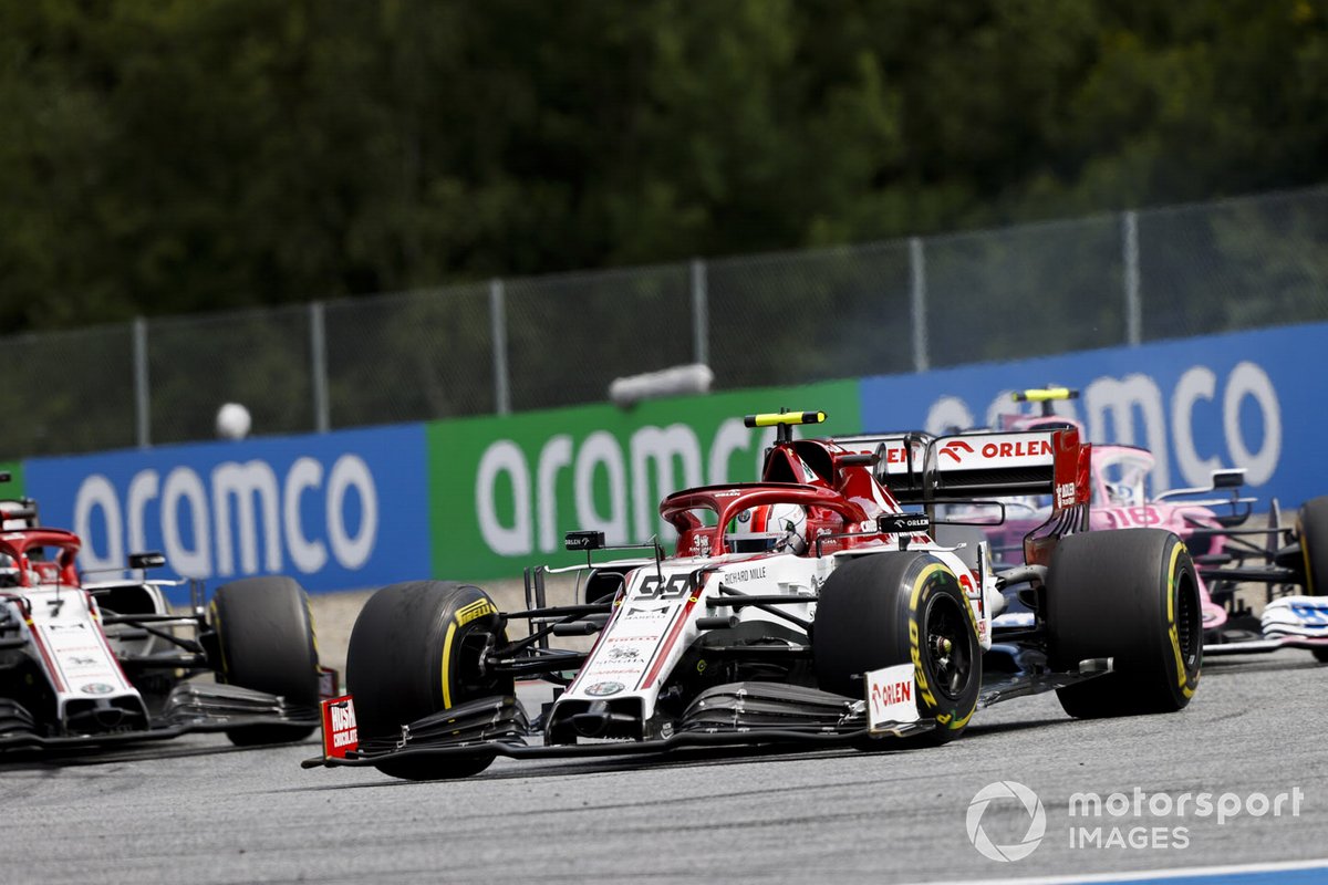 Antonio Giovinazzi, Alfa Romeo Racing C39, precede Lance Stroll, Racing Point RP20, e Kimi Raikkonen, Alfa Romeo Racing C39