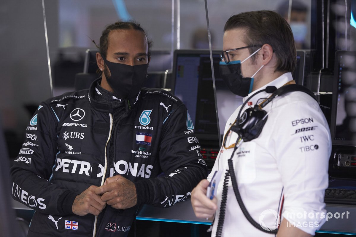 Lewis Hamilton, Mercedes-AMG Petronas F1 in the garage