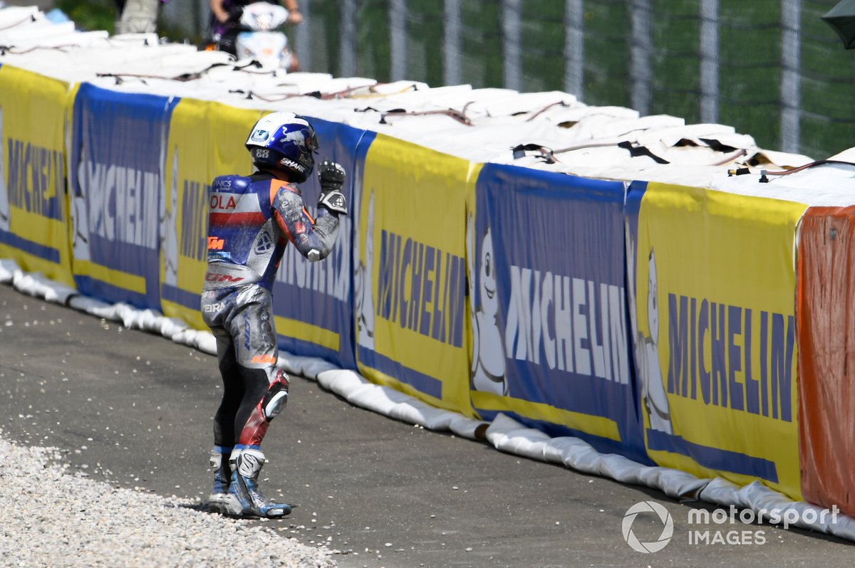 L'incidente tra Miguel Oliveira, Red Bull KTM Tech 3, Pol Espargaro, Red Bull KTM Factory Racing