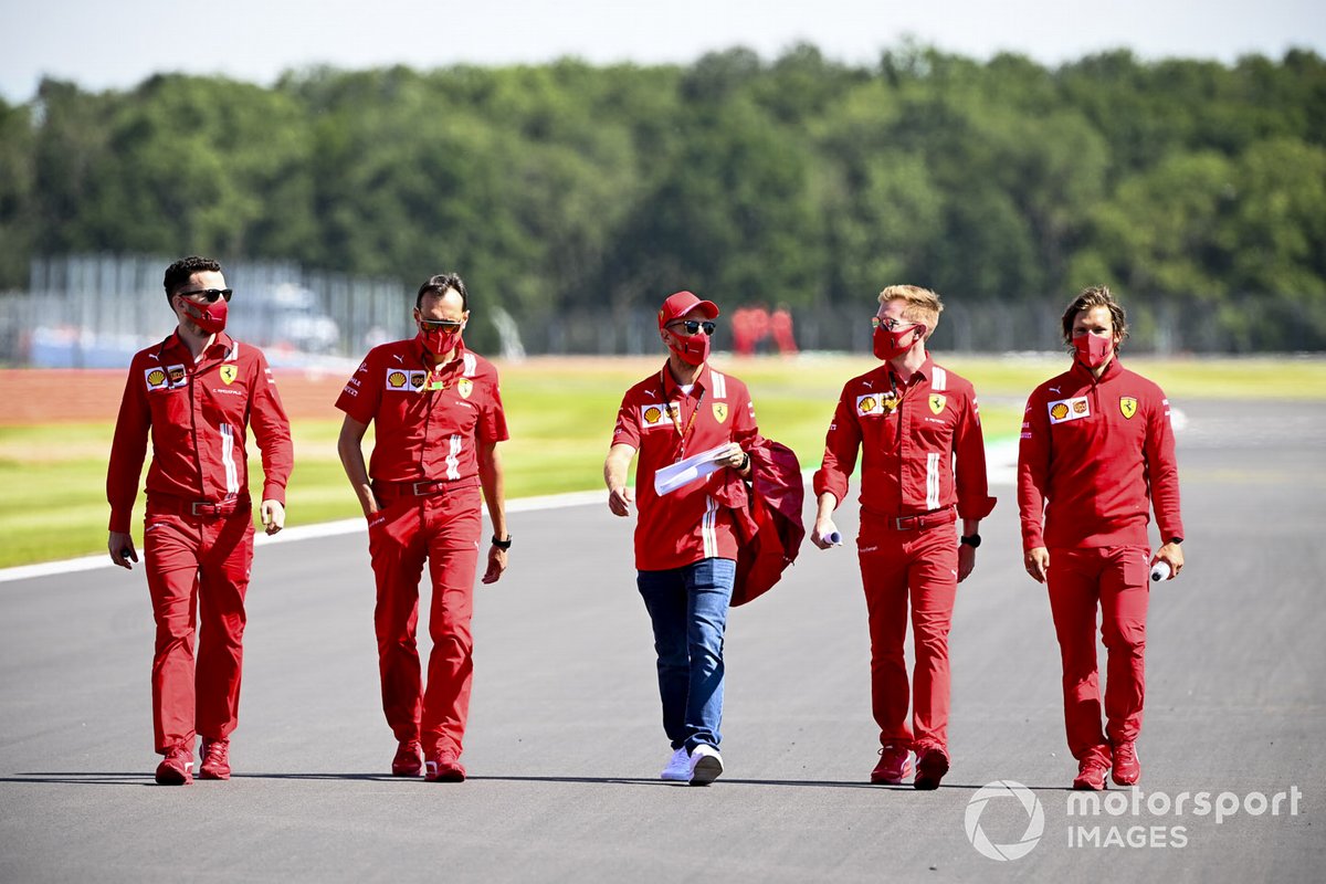 Sebastian Vettel, Ferrari passeggia sulla pista con i suoi ingegneri