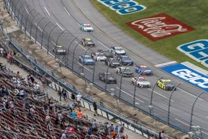 Ryan Blaney, Team Penske, Ford Mustang leads the field in the final lap