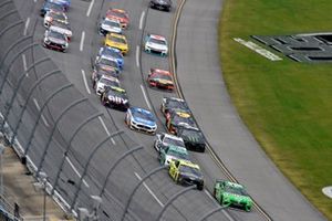 Ryan Blaney, Team Penske, Ford Mustang Menards /Sylvania and Kyle Busch, Joe Gibbs Racing, Toyota Camry Interstate Batteries