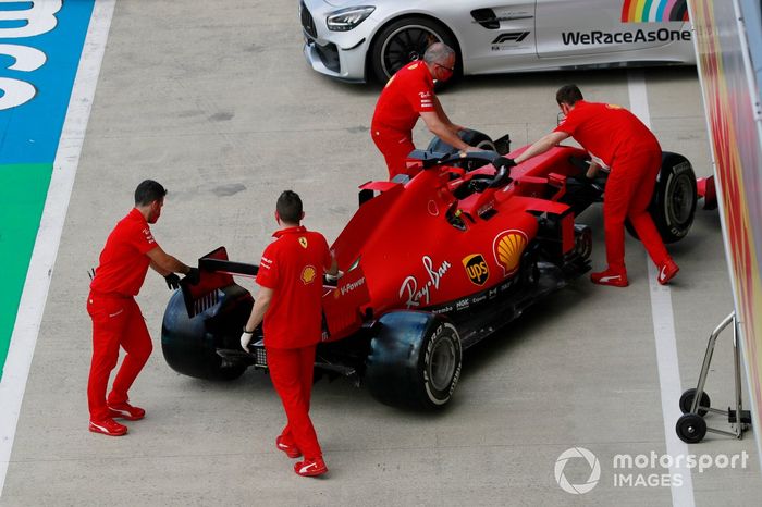 El Ferrari SF1000 de Sebastian Vettel es empujado por los mecánicos en el pit lane