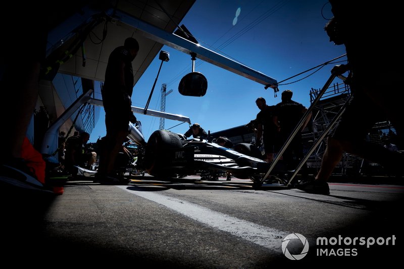 Valtteri Bottas, Mercedes AMG W10, nella pit lane