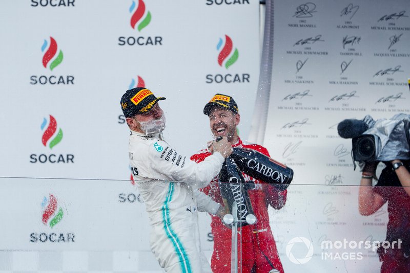 Valtteri Bottas, Mercedes AMG F1, vincitore, si spruzza lo champagne sulla faccia e Sebastian Vettel, Ferrari, terzo, si unisce