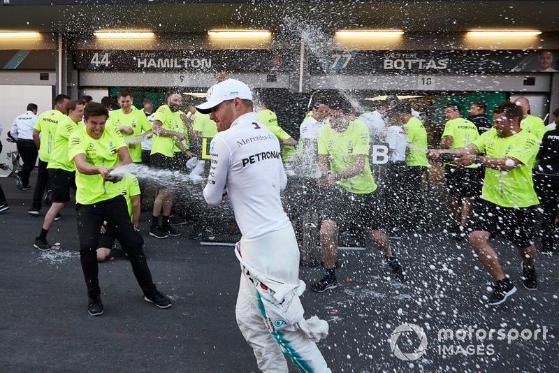 Valtteri Bottas, Mercedes AMG F1, 1st position, and the Mercedes team celebrate