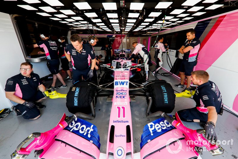 Des mécaniciens dans le garage avec la voiture de Sergio Perez, Racing Point RP19