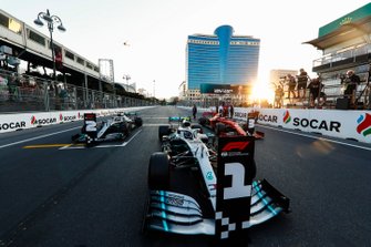 Polesitter Valtteri Bottas, Mercedes AMG W10, Lewis Hamilton, Mercedes AMG F1 W10 en Sebastian Vettel, Ferrari SF90