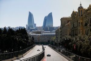 Carlos Sainz Jr., McLaren MCL34, et George Russell, Williams Racing FW42