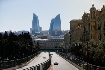 Carlos Sainz Jr., McLaren MCL34, et George Russell, Williams Racing FW42