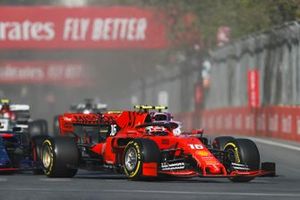 Charles Leclerc, Ferrari SF90, voor Lance Stroll, Racing Point RP19, Alexander Albon, Toro Rosso STR14