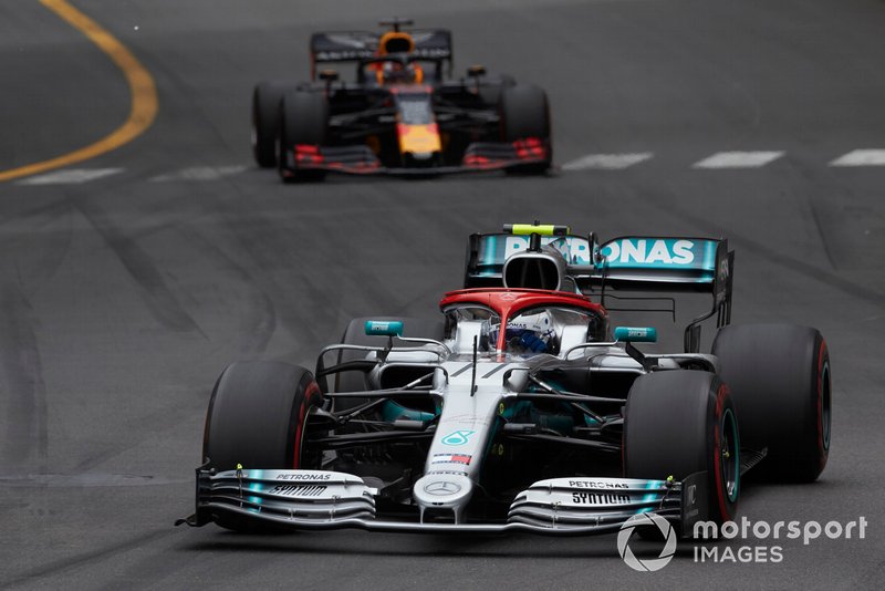 Valtteri Bottas, volta 11, após saída confusa dos boxes com Verstappen