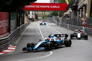 Robert Kubica, Williams FW42, voor Antonio Giovinazzi, Alfa Romeo Racing C38