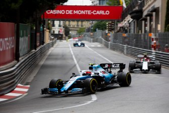 Robert Kubica, Williams FW42, voor Antonio Giovinazzi, Alfa Romeo Racing C38