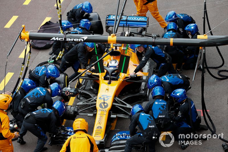Carlos Sainz Jr., McLaren MCL34 pit stop