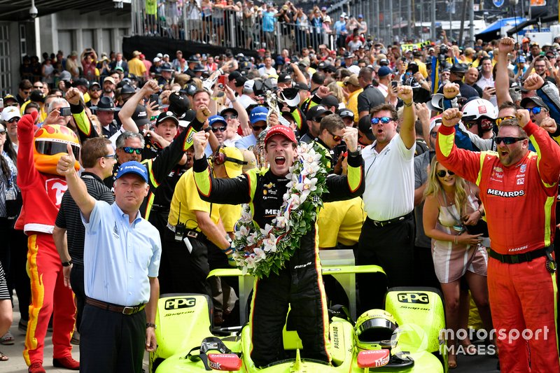 Simon Pagenaud, Team Penske Chevrolet fête sa victoire sur la Victory Lane
