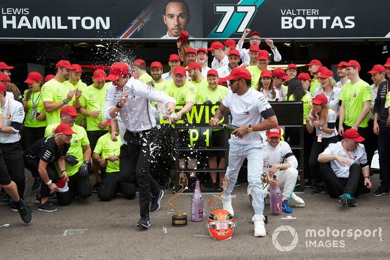Lewis Hamilton, Mercedes AMG F1, 1st position, Valtteri Bottas, Mercedes AMG F1, 3rd position, Toto Wolff, Executive Director (Business), Mercedes AMG, and the Mercedes team celebrate victory
