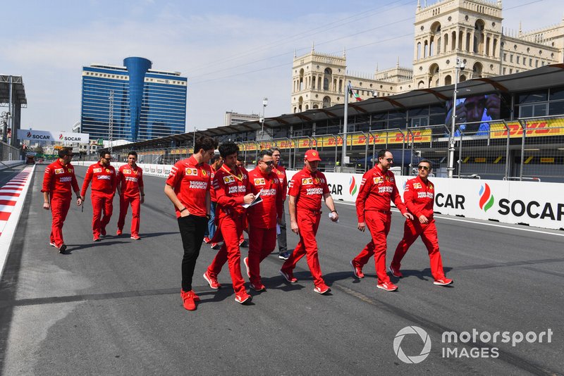 Charles Leclerc, Ferrari cammina in pista con i suoi ingegneri