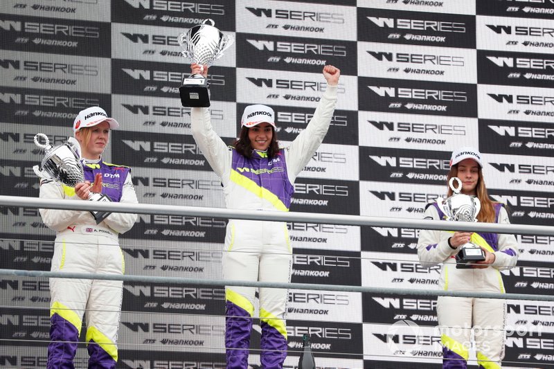 Jamie Chadwick celebrates on the podium with Alice Powell and Marta Garcia