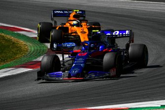 Alexander Albon, Toro Rosso STR14, leads Lando Norris, McLaren MCL34