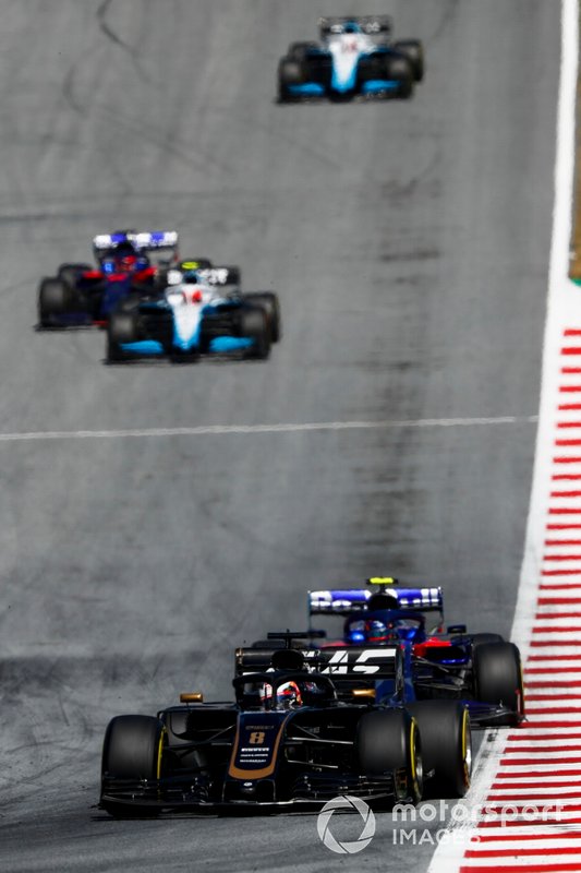 Romain Grosjean, Haas F1 Team VF-19, devant Alexander Albon, Toro Rosso STR14, Robert Kubica, Williams FW42, et Daniil Kvyat, Toro Rosso STR14