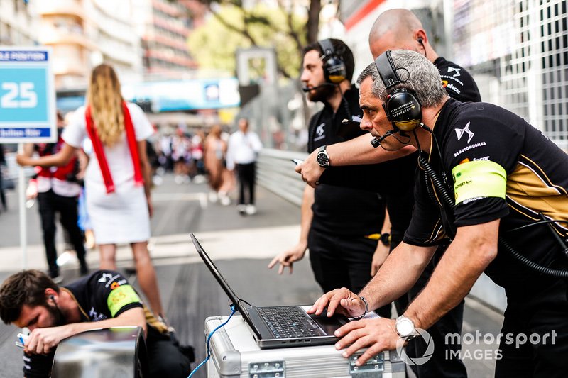 DS TECHEETAH engineers prepare for the race on the grid