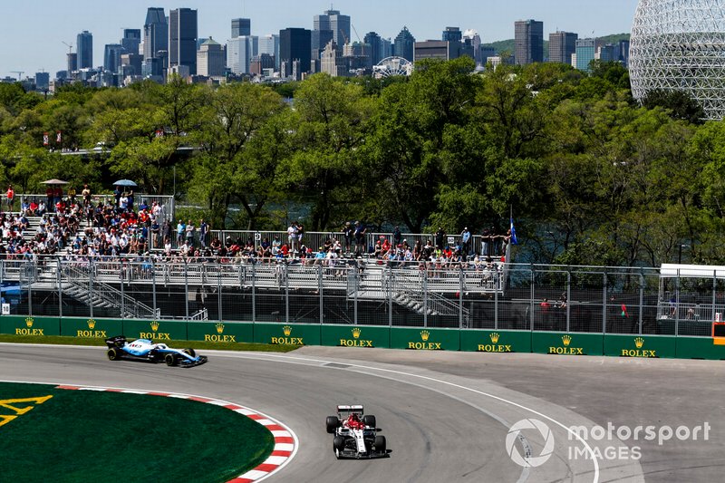 Kimi Raikkonen, Alfa Romeo Racing C38, leads George Russell, Williams Racing FW42