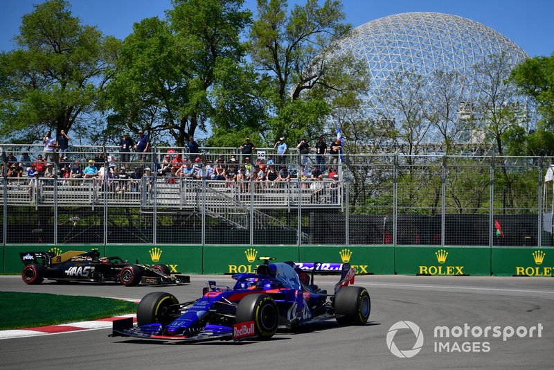 Alexander Albon, Toro Rosso STR14, leads Kevin Magnussen, Haas VF-19