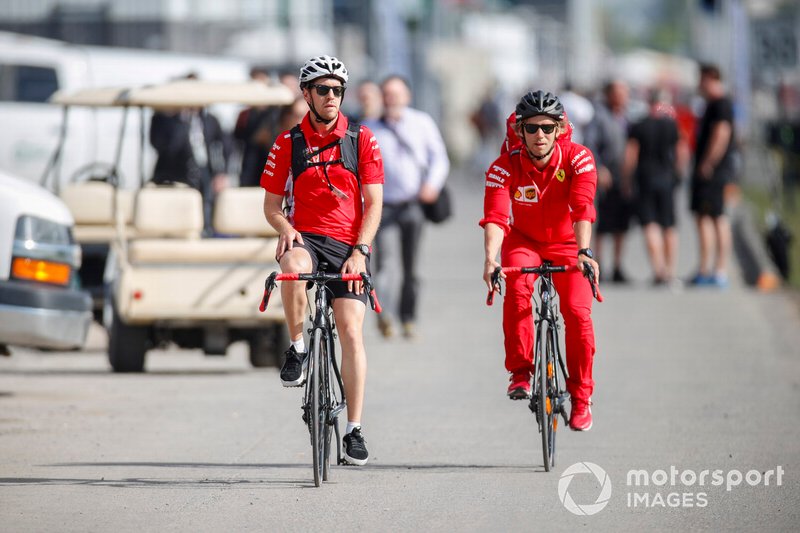Sebastian Vettel, Ferrari arrive dans le paddock à vélo