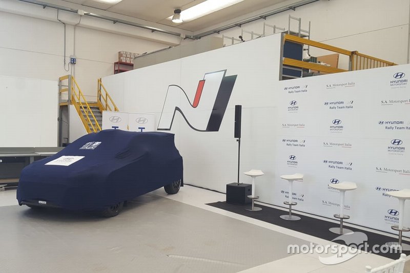 Auto coperta allo stand, presentazione di Hyundai Rally Team Italia