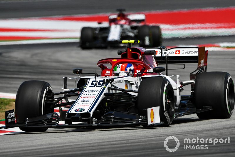 Antonio Giovinazzi, Alfa Romeo Racing C38, leads Kimi Raikkonen, Alfa Romeo Racing C38