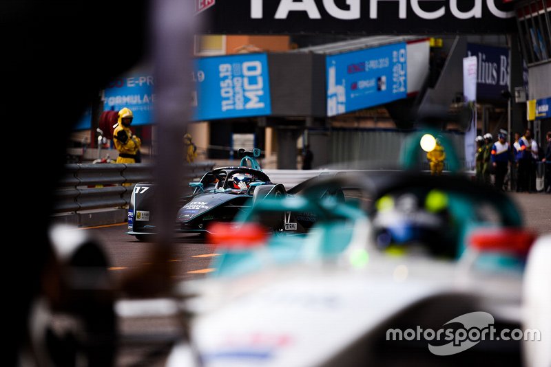 Gary Paffett, HWA Racelab, VFE-05 in the pit lane