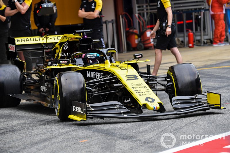 Daniel Ricciardo, Renault R.S.19, leaves the garage