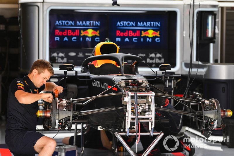 Механик Red Bull Racing и автомобиль RB15