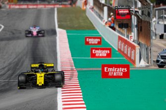 Daniel Ricciardo, Renault R.S.19, voor Sergio Perez, Racing Point RP19